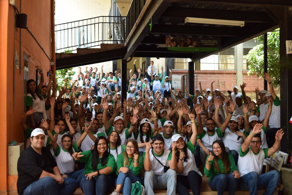 Alejastreet's tweet photo. El mundo es más lindo por la gente a la que le sigue gustando dar la mano, dar amor y dar las gracias brindando todo lo bueno que tiene con los demás #UnFuturoEntreTodos  #ElPoderDeMil https://t.co/JEyHxQi2oE