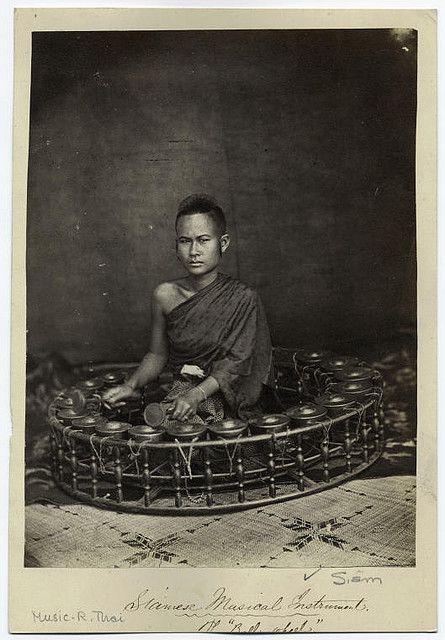 WaveGlobe_FM's tweet photo. Thai musical instrument - the bell wheel. 🇹🇭 Does anybody know any more about this?  We certainly aren't familiar with it 🤔 https://t.co/YyR5K0uF71 #Thailand #MusicalInstruments #MusiciansOfThePast https://t.co/SaWkNIw0xQ