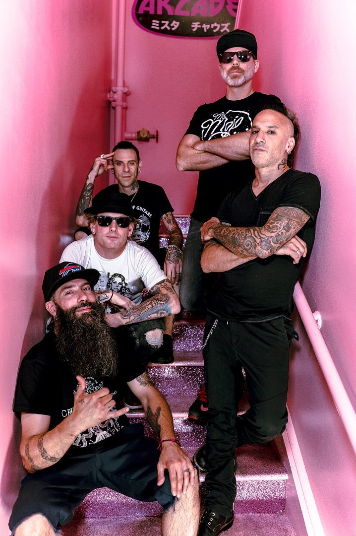 StoneSourLA's tweet photo. #StoneSour durante su visita al Restaurante/Bar Misuta Chow's en la ciudad de New York. /Fotos de: Jason Soria (@Chopskee) https://t.co/nvshwzs3zQ