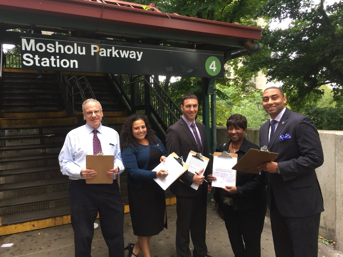 Fernandez4NY's tweet image. Collecting signatures to get a wheelchair accessible elevator at the Mosholy Parkway 4 station!! 🚈 #GetLifted #ADAaccessibility @MTA