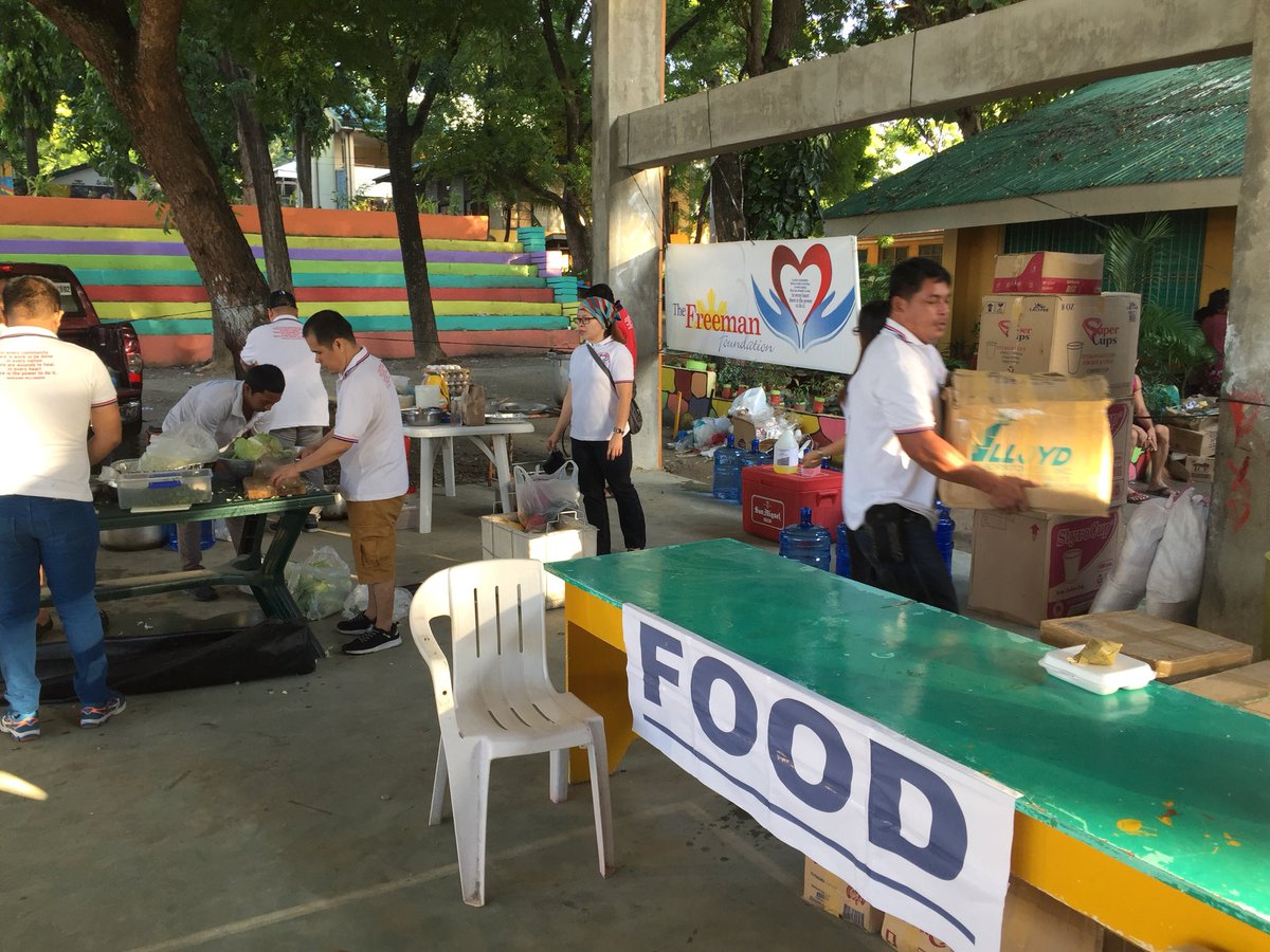 TheFreemanNews's tweet photo. #HelpNaga The FREEMAN Foundation team gears up for the distribution of food and relief goods to evacuees at Naga Central School https://t.co/EWYjJoHUb0