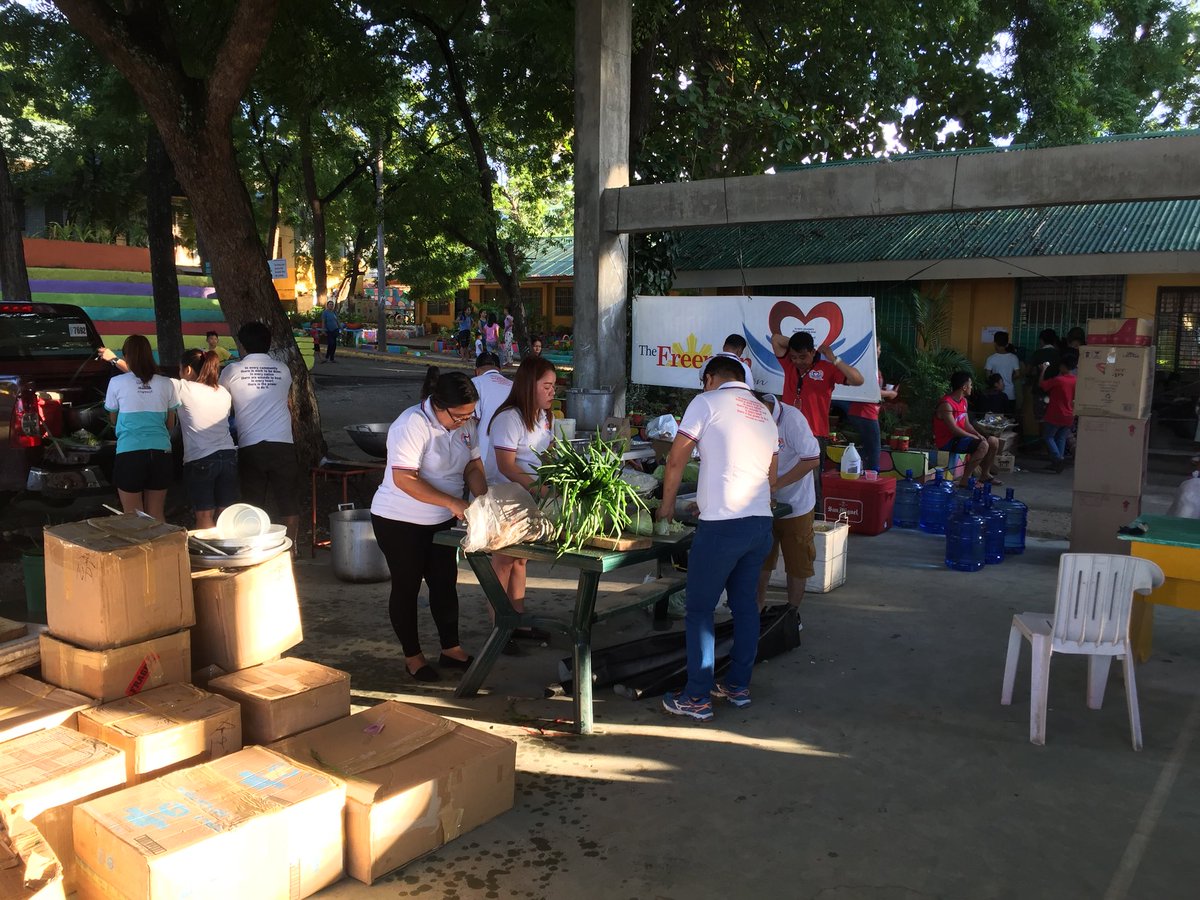 TheFreemanNews's tweet photo. #HelpNaga The FREEMAN Foundation team gears up for the distribution of food and relief goods to evacuees at Naga Central School https://t.co/EWYjJoHUb0