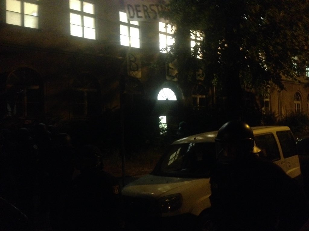 stadtmitte4alle's tweet photo. Einfach machen: Räumung seit etwa 7min im Gang >> es rumpelt bedenklich im Haus. Der Hausherr Herr Richter (KIS) verweigert der Presse, die Räumung im Haus zu dokumentieren. Absolutes und fahrlässiges Versagen in der Verwaltung und im parteienpolitischen Spektrum!!! https://t.co/j6yoVhZNXR