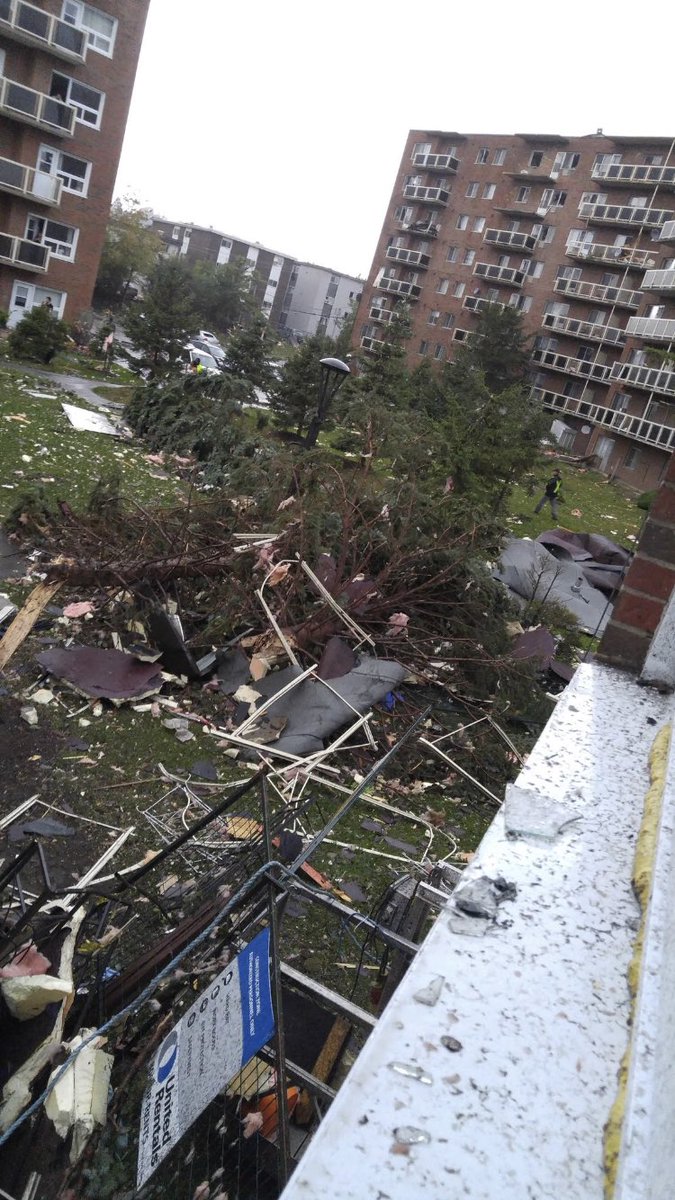 MarkDayNews's tweet photo. #UPDATE 

Environment Canada confirms that a tornado did touch down in #Dunrobin - Ontario and in #Gatineau - Quebec 

These photos are from Gatineau 
#MontBleu https://t.co/yZFHgNSQyU