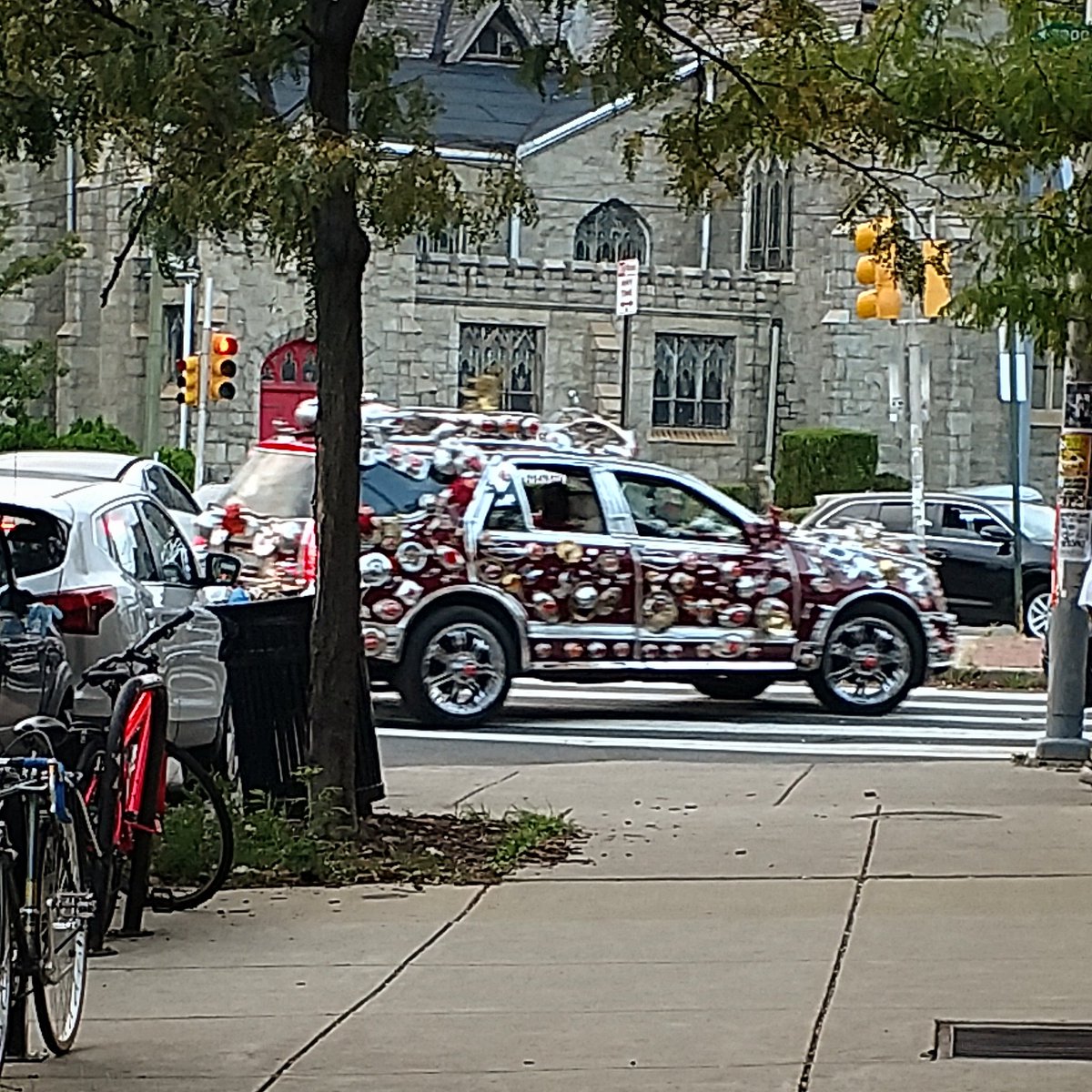 MrErnestOwens's tweet photo. #OneDayInPhilly is catching a ride like this strut through West Philly via @phillymag. https://t.co/HgIisxBeVE