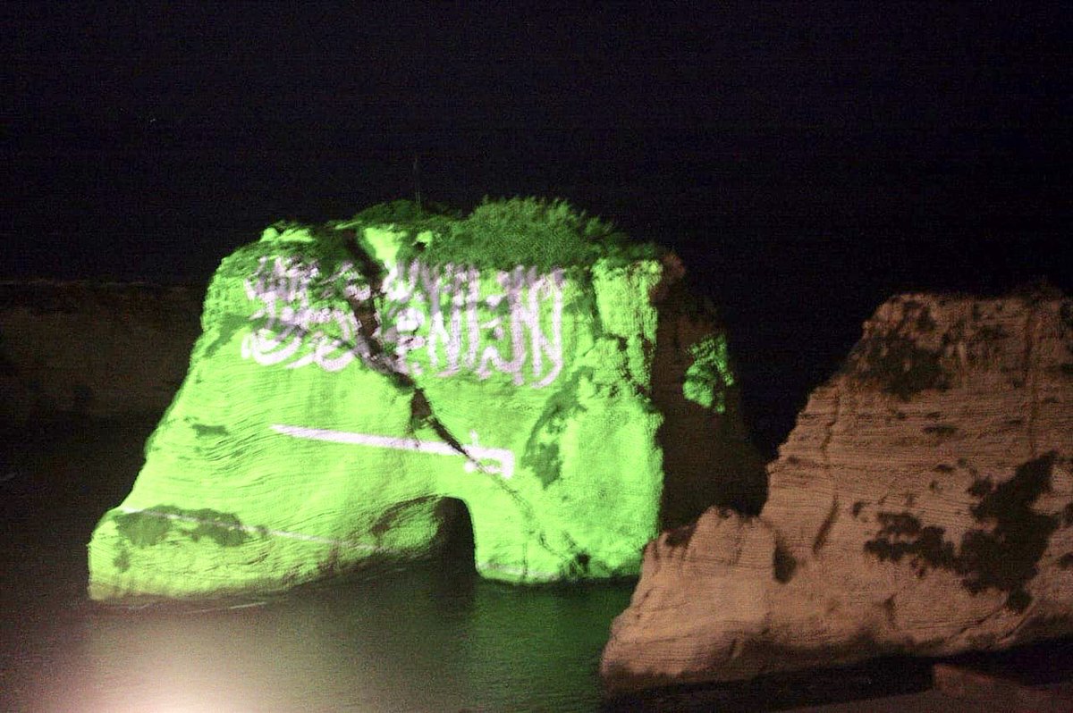 bukhariwaleeed's tweet photo. إضاءة #صخرة_الروشة، بألوان العلمين السعودي و اللبناني بمناسبة ذكرى #اليوم_الوطني_السعودي88.
#بيروت https://t.co/nt5tMqvjto