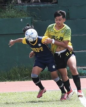 cebudailynews's tweet photo. LOOK: Arcangelo Manlosa of USJ-R and Mike EspaΓ±ola of USP-F jock for position in a loose ball scramble in a Cesafi football tournament at the Cebu City Sports Center. | Junjie Mendoza
#CESAFI2018 https://t.co/LpE3fyP2Ei