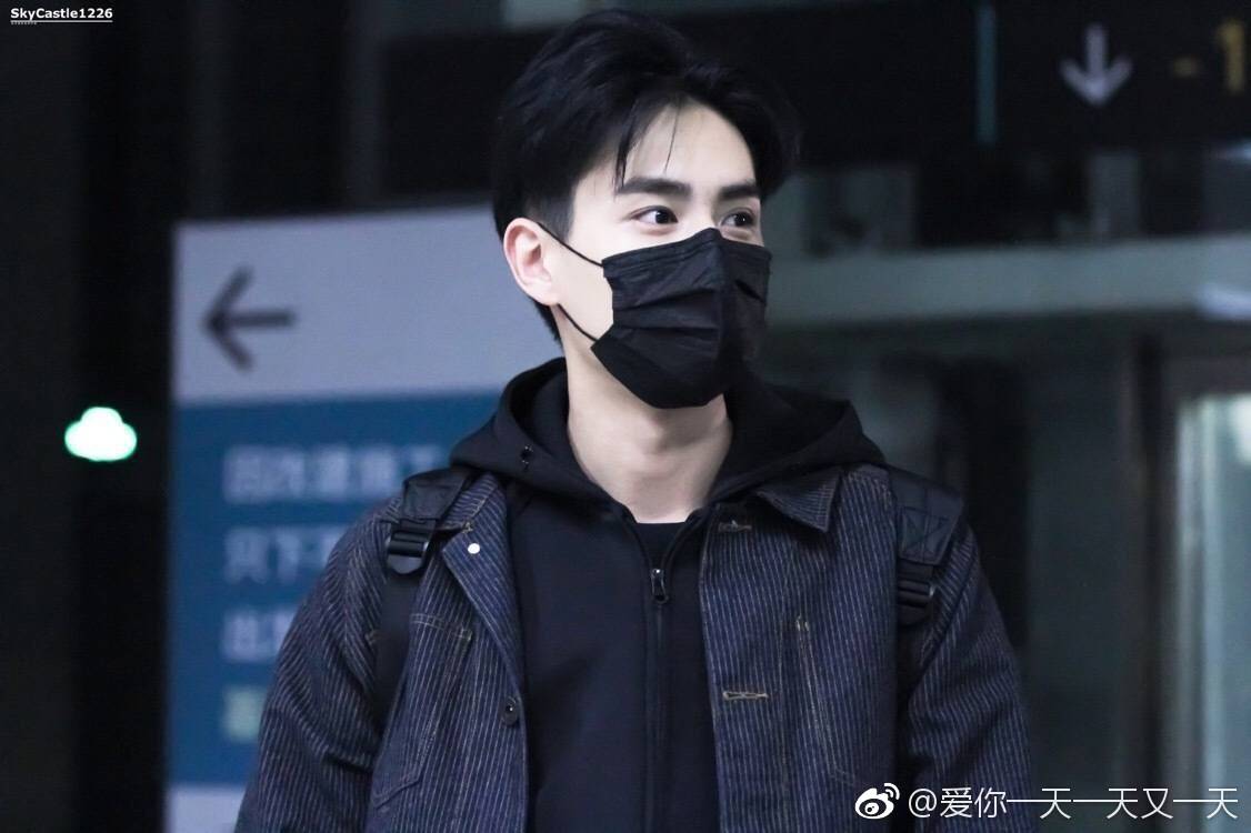 skymnnnn's tweet photo. ชอบตอนที่พี่อี้ใส่แมสมากอ้ะ หลงเลยเนี่ยยยย
#HuYitian #胡一天 https://t.co/elgCAOn2p5