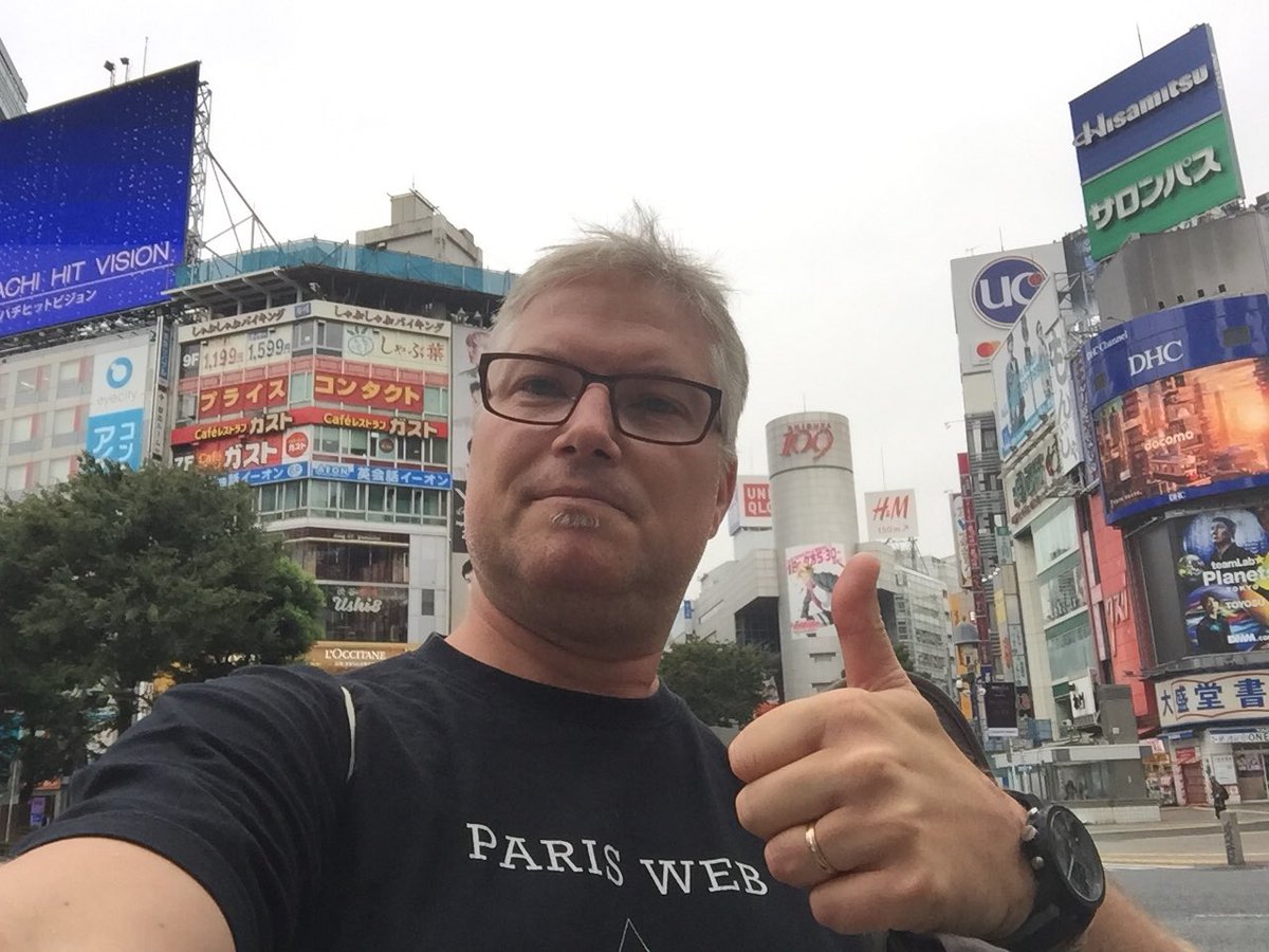 Christophe_Cl's tweet image. Petit soutien à @ParisWeb depuis Tokyo, place Shibuya, en T-shirt de circonstance ! Pensées à vous pour les deniers préparatifs 😎 🇯🇵#sharethelove #qualitéweb