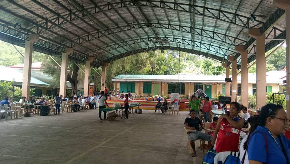 TheFreemanNews's tweet photo. #HelpNaga Situation at evacuation center for landslide survivors at Naalad National High School | via Aldo Banaynal https://t.co/l3Qdl9RCsH