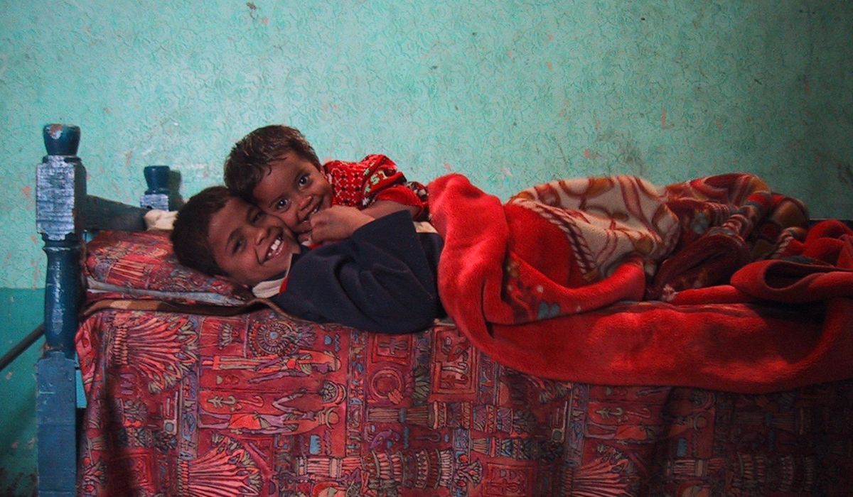 ট ইট র Gq Japan 男同士で手を繋いで歩いている光景をよく見かけたので 結構オープンな国なんだなと思っていたら エジプトでは男の友人 同士で手を繋ぐのは普通のことで 親密な証拠らしい T Co U98aawi78e