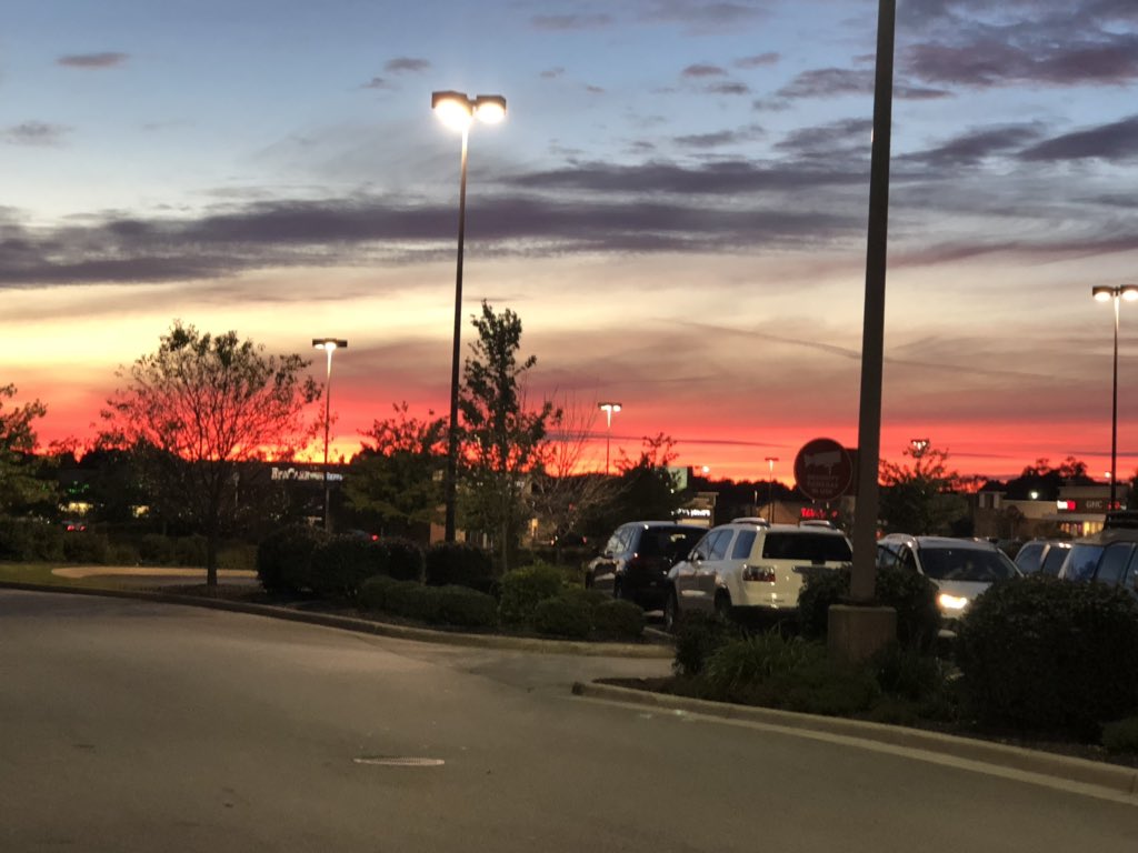 HEATHEREIGN76's tweet photo. Gorgeous sunset here in Indiana. Going to miss summer but not the heat this year #GoingToFast #ByeSummer https://t.co/5snVQGOlKW