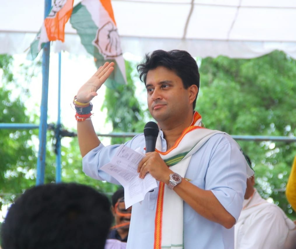 Deepak1513Patel's tweet photo. ये है कांग्रेस के श्रीमंत 2 घड़ी पहन कर समय देख रहे । इनको समय पर भी भरोसा नही ।
#viral_sms 
#mds224
@paritosh2608 
@sunilshriram 
@pawanhiriya111 
@Nilesh7208 
@NanalalAtoliya 
@dhirajpatidardp 
@mpsudhirgupta @ https://t.co/m9vR42NEob