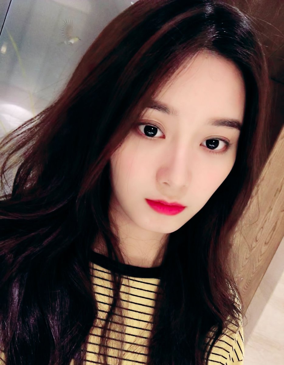 1997_0812's tweet photo. 항상 응원해 양아💜 #이양 #YIYANG
https://t.co/U0MUU8jLEF https://t.co/IhoXaUoxh9