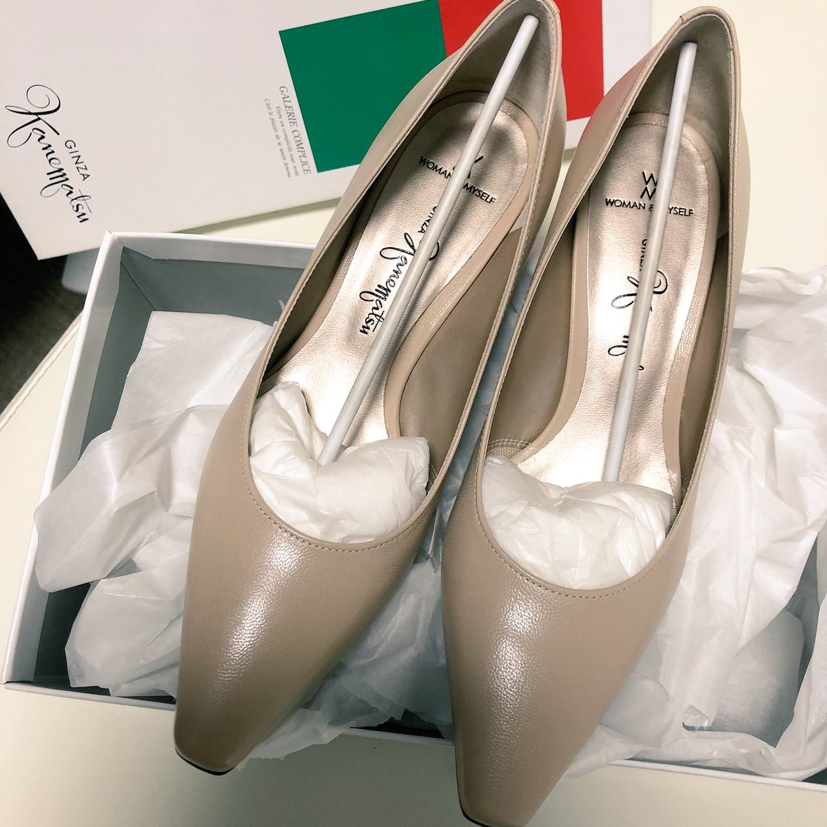 人間のマカロン Twitterissa 銀座かねまつで頼んでいたパンプスが届いた 春にも秋にも使えそうな丁度良いヌードベージュ 安定した7センチヒール 爪先は尖っているけれど先端が僅かにフラットになっている この木型のファンで 生産終了するまで色々集めたいと思って 人間のマカロン Twitterissa 銀座かねまつで頼んでいたパンプスが届いた 春にも秋にも使えそうな丁度良いヌードベージュ 安定した7センチヒール 爪先は尖っているけれど先端が僅かにフラットになっている この木型のファンで 生産終了するまで色々集めたいと思って