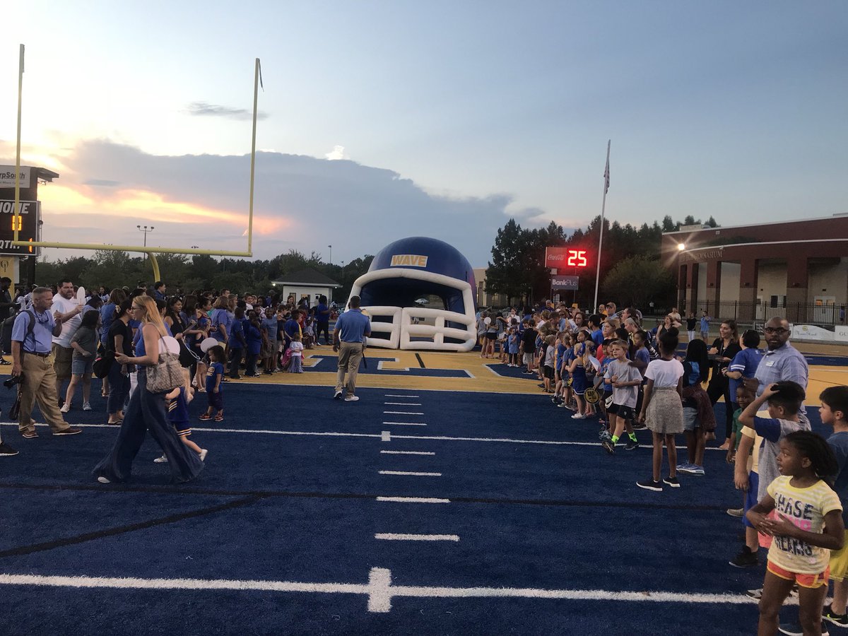 tupeloschools's tweet photo. It’s @joynerTPSD and @rankintpsd night at the @tupelofootball game. #themblankets https://t.co/9vXmHDvNS1