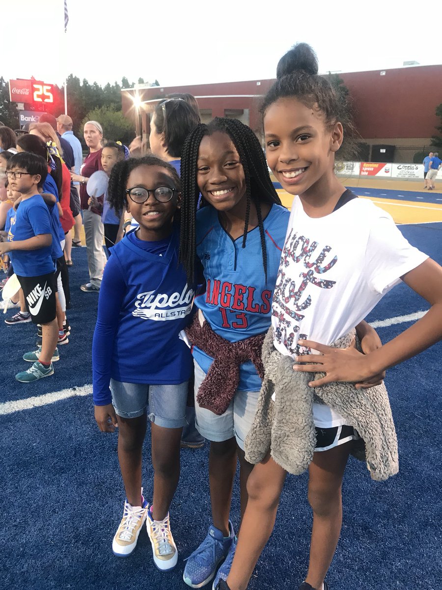 tupeloschools's tweet photo. It’s @joynerTPSD and @rankintpsd night at the @tupelofootball game. #themblankets https://t.co/9vXmHDvNS1