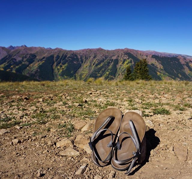 earth_runners_'s tweet photo. Reconnect with nature, one foot at a time 👣 .
.
.
.
#explorecolorado #hikecolorado #earthingshoes #rewildyourfeet #organiccotton #sustainablefashion #thegreatoutdoors #circadianearthrunners #earthrunners #veganshoes #trailrunning #huaraches #tarahumara #alpine #wearestillwil… https://t.co/cv1HTOeYuR