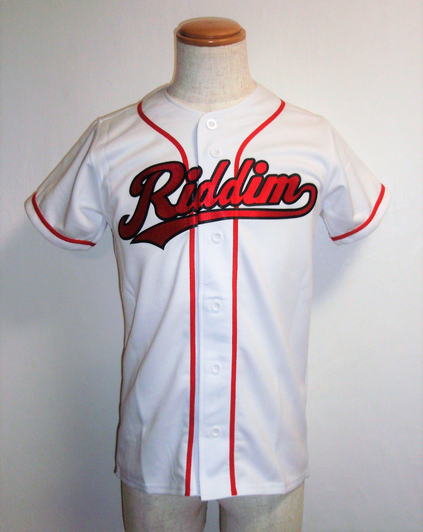 スポーツｎ ｂ ｕ シンプルなホワイトのベースボールシャツに赤 黒のロゴが映える1枚 ベーシックベースボールシャツ 1950円 無地価格 T Co H6e1ejfwnl 野球ユニフォーム 野球ユニフォームオーダー製作 ベースボールシャツ ベースボール