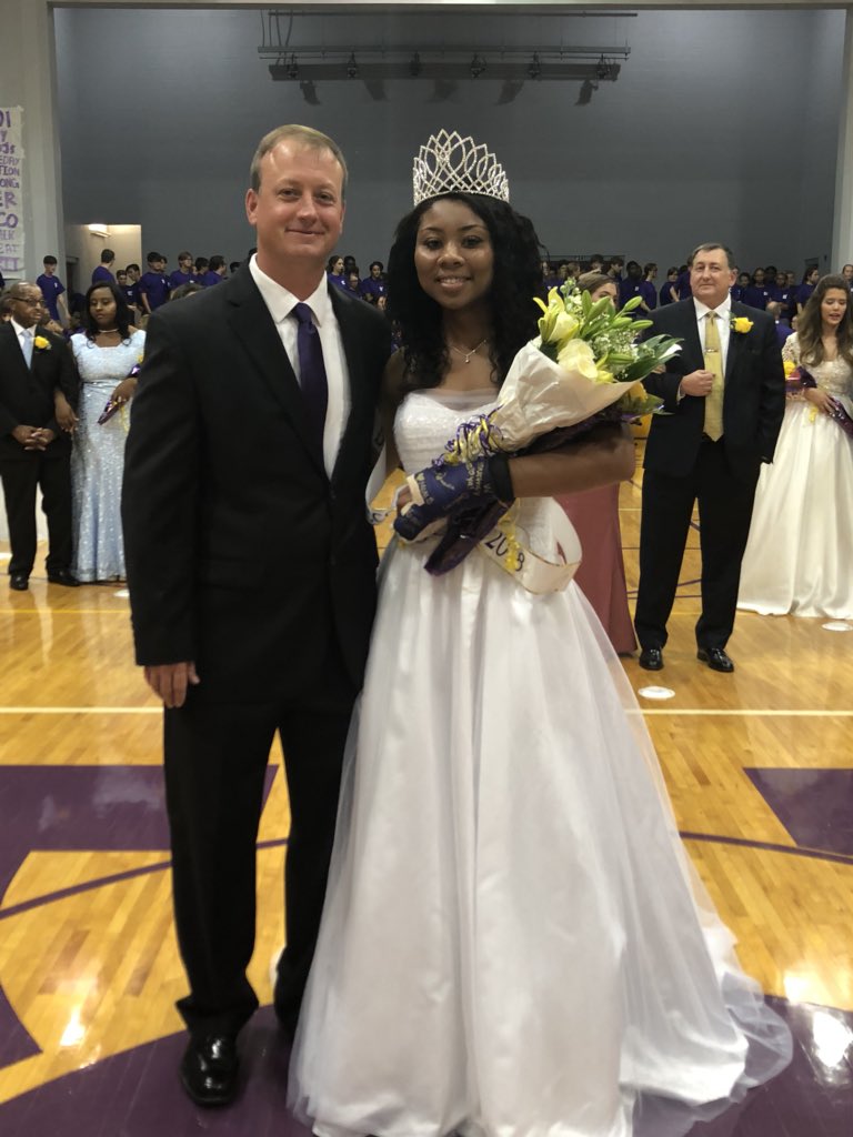dchsjaguars's tweet photo. Congrats to your #DCHoCo18 Homecoming Queen, Zoë Hinds! https://t.co/jIWOVlnrBZ