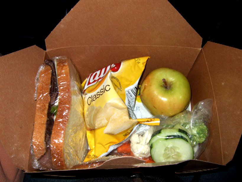 まんもす えみ アメリカの小学校や高校生のランチ ２０年前にアメリカ研修行った時にバスで配られた紙袋を開けたらもろコレだったｗ 赤いリンゴとスナック 炭酸飲料とチーズのサンドイッチ 感動した 今更言えない洋画ファンあるある