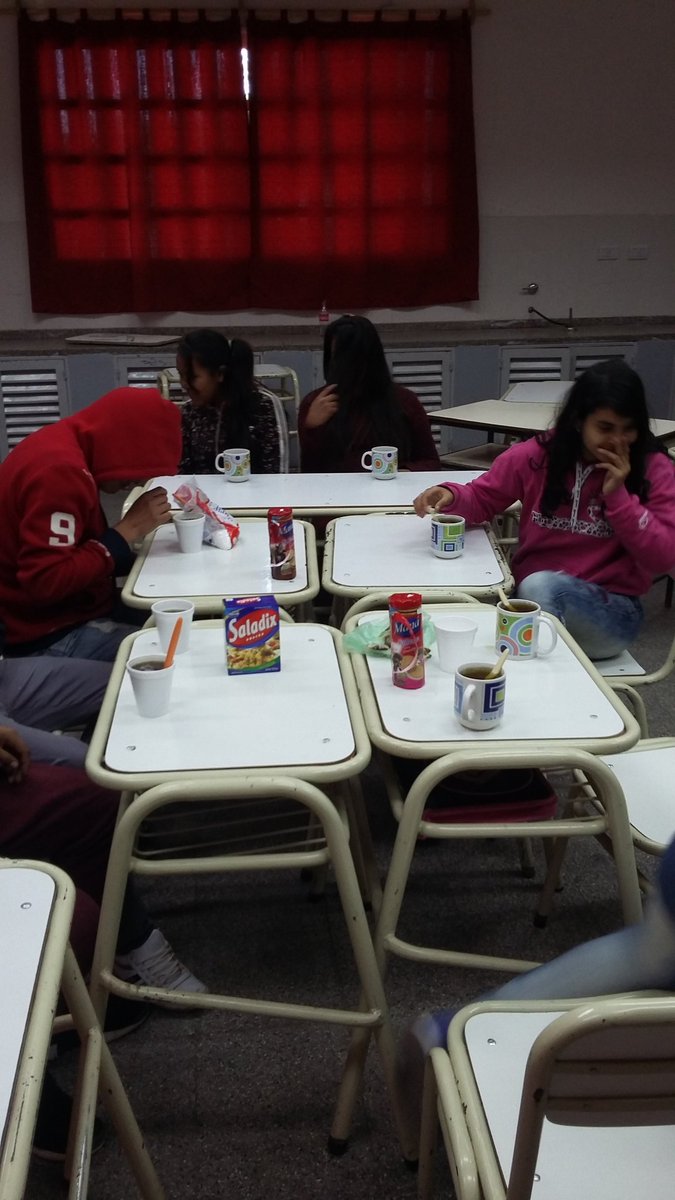 PerlaVa08551093's tweet photo. Compartiendo un desayuno, intengrando alumnos de distintos cursos #ESA #Colegio_5032 #MareaAzulESA @RangeonMartin @ColoniaEsa @Walter_GarzonOk @HoracioOropeza @Sil_Laure https://t.co/pn7VdkKpep