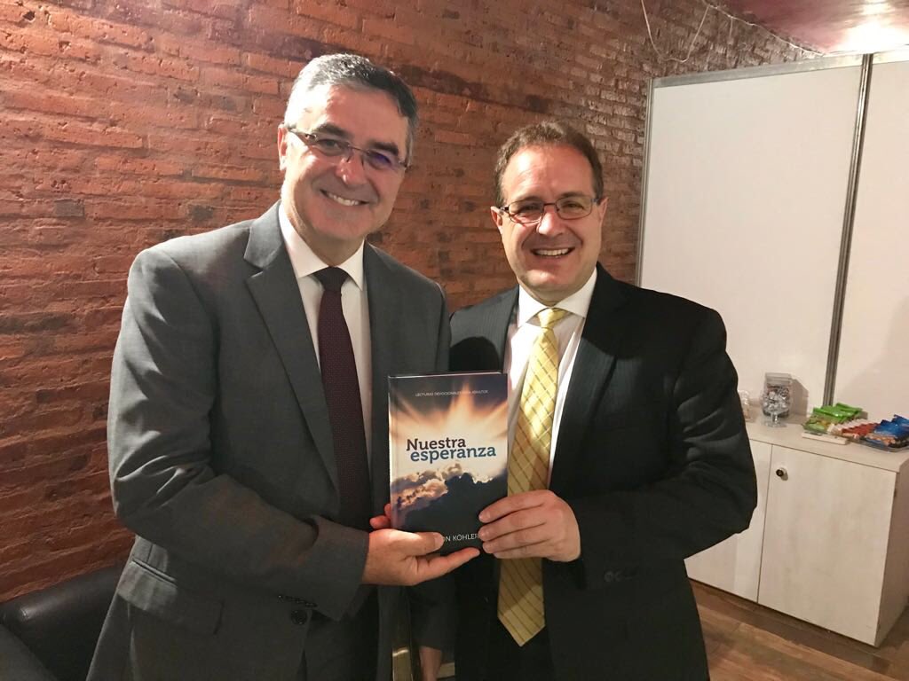 prertonkohler's tweet photo. Hace poco recibí el primero ejemplar de la #Matutina2019 #NuestraEsperanza em español. Este sábado será el lanzamiento oficial en la #ReunionCampestre en el #Paraguay. Con alegría dedico a toda la iglesia para que renueve la esperanza cada día del año 2019. @EditorialACES https://t.co/mVp3HgSyQ7