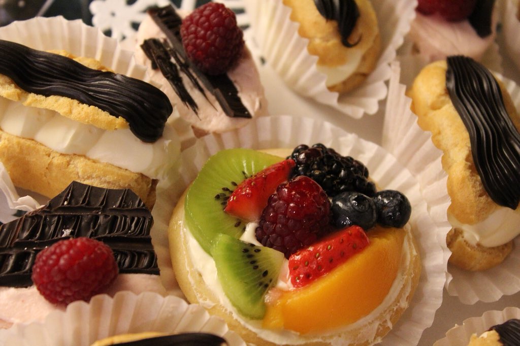 dessertnsnacks's tweet image. #Fruit #tarts &amp;amp; #eclairs for #dessert what’s not to love?