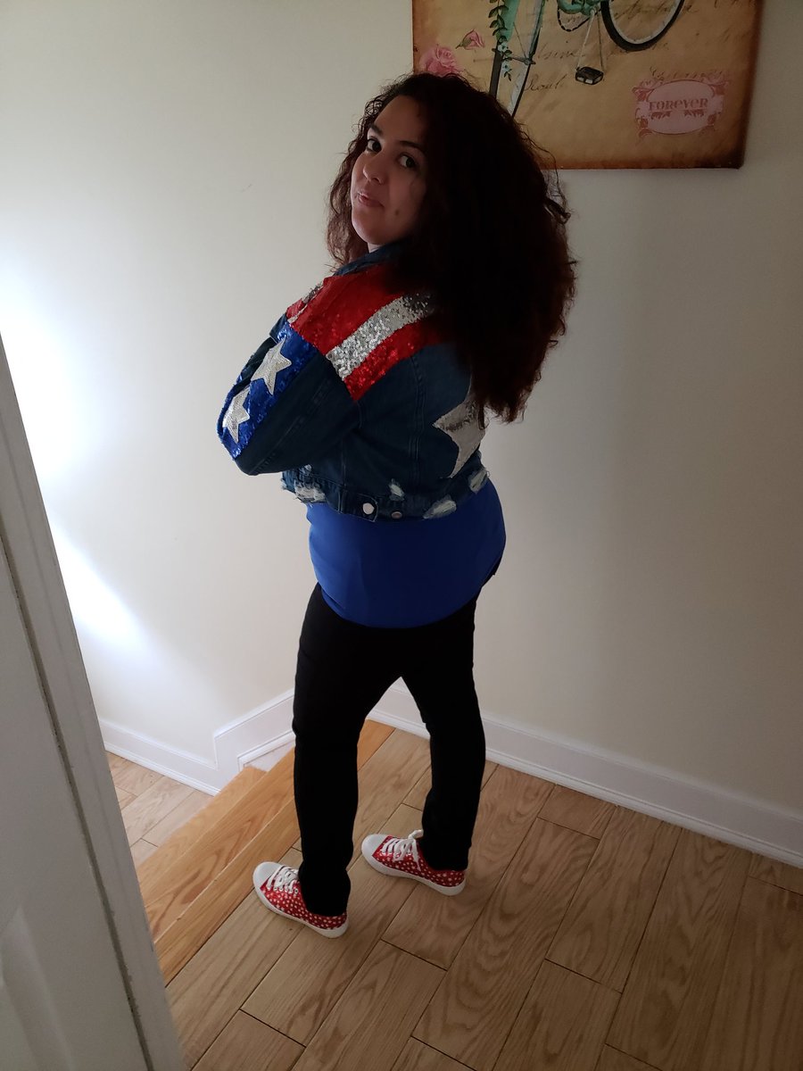 Missy_dee811's tweet photo. tbf to Flame Con, last month #validbisexual #CarolDanvers #AmericaChavez #selfiesforbrie https://t.co/2QPtVTEaNm