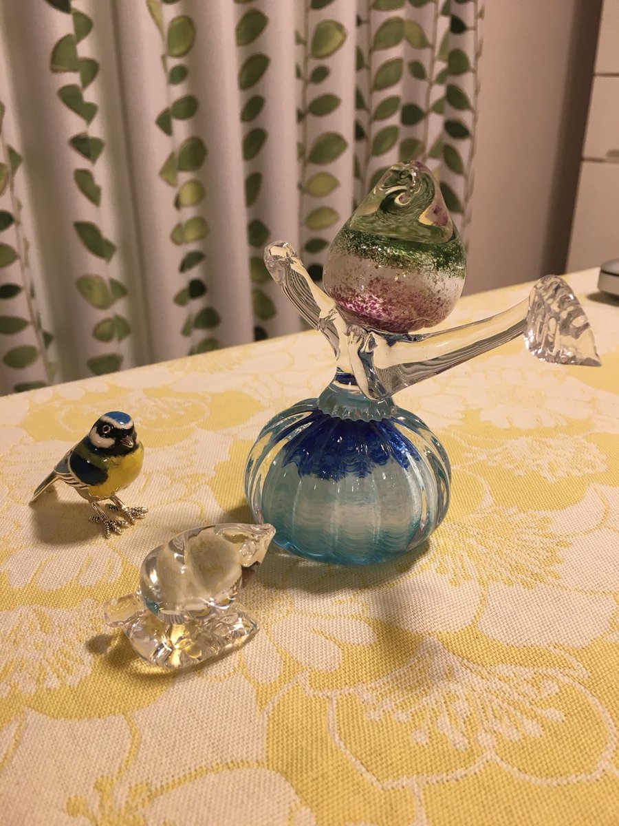 GalleryFake4's tweet image. 地震で枝が折れていたガラスの鳥さんオブジェが修理から返って来ました😀イギリスから来たアオガラさんと初対面✨
#鳥グッズ 
#FusionFactory