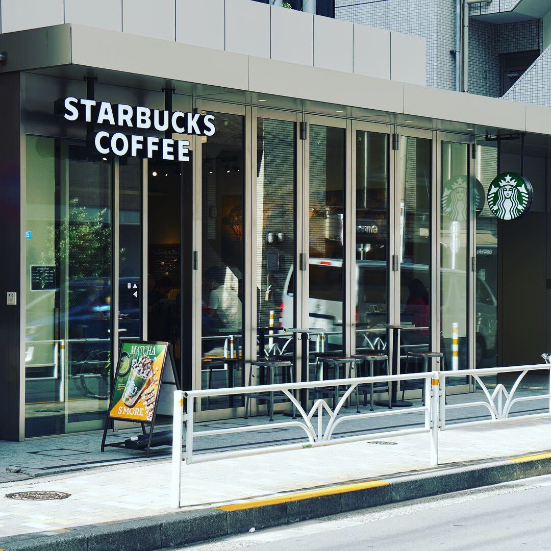 Chillspot Jp チルスポット集 2 スターバックス恵比寿ファーストスクエア店 恵比寿と広尾の間にある穴場的スタバ 朝はその日一日の始まりを 夕方はほっと一息つくカフェラテを スタバにしては独特の雰囲気のある店舗で 高いテーブル 椅子で楽しむ
