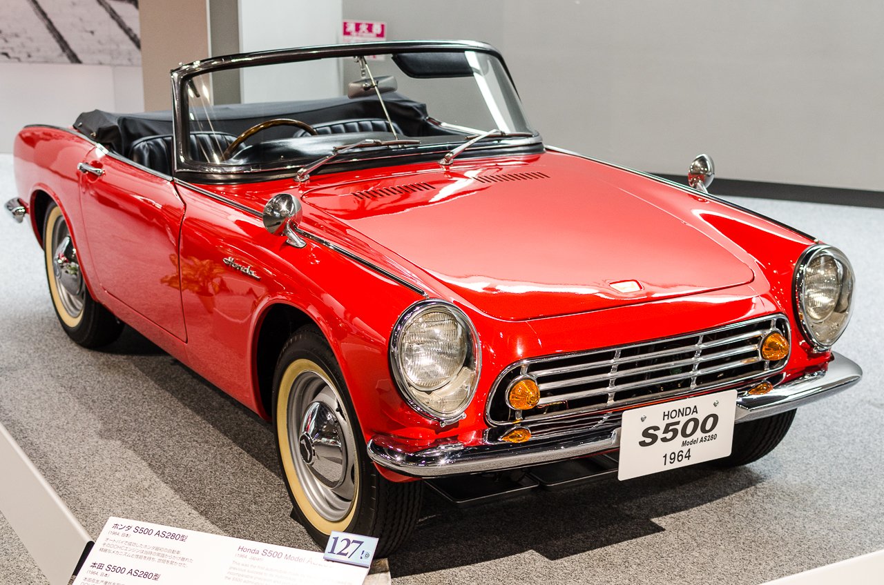 Honda History Honda History 日本に赤いクルマがあるのは 本田宗一郎がいたから Hondaが初めて世に送り出した乗用車s500 しかし当時 消防車の赤や救急車の白は 紛らわしいから乗用車の色には使用禁止 本田宗一郎は 赤はデザイン の基本 それを