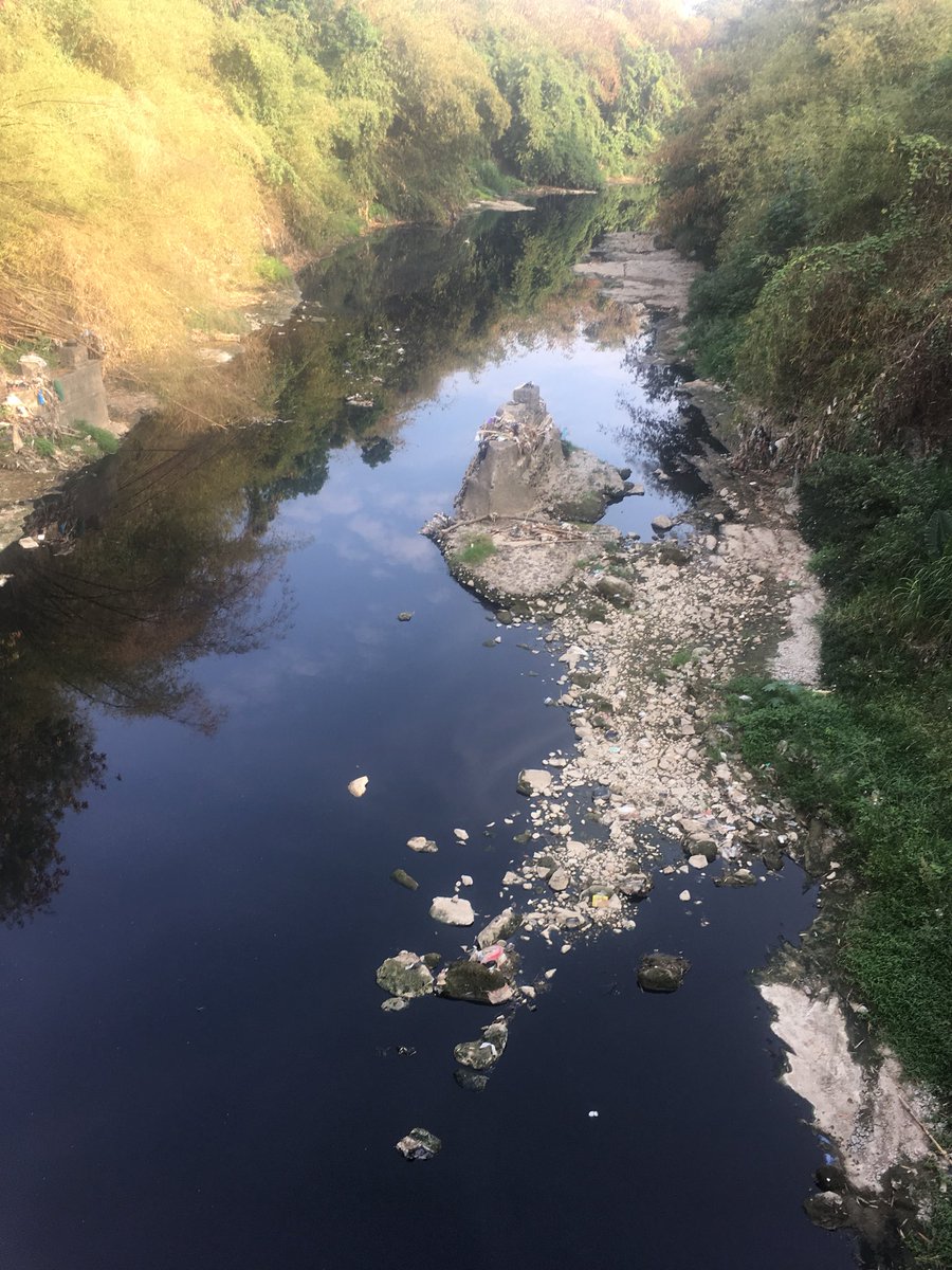 cipukun's tweet photo. Pak @ridwankamil ini kondisi sungai yang melintasi kota wisata, kec Cileungsi, Kab Bogor. Warnanya hitam dan menebar bau tidak sedap apalagi di malam hari.
Mohon bantuan mengusut sumber limbah dan memperketat pembuangan limbah industri ke sungai pak. https://t.co/HTxVzlwSAi