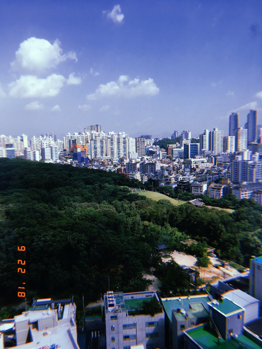 itsfuzzzy's tweet photo. Korea. Man the weather is on point! Im always here when its hella cold or hella hot. #TourLife https://t.co/pjcTBXZo7u