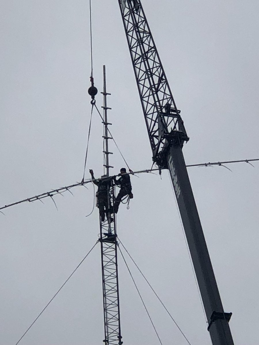 BeloudUs's tweet photo. #HamRadio antenna porn.  #CW #DXing #HFContesting https://t.co/bIq0hvr12o