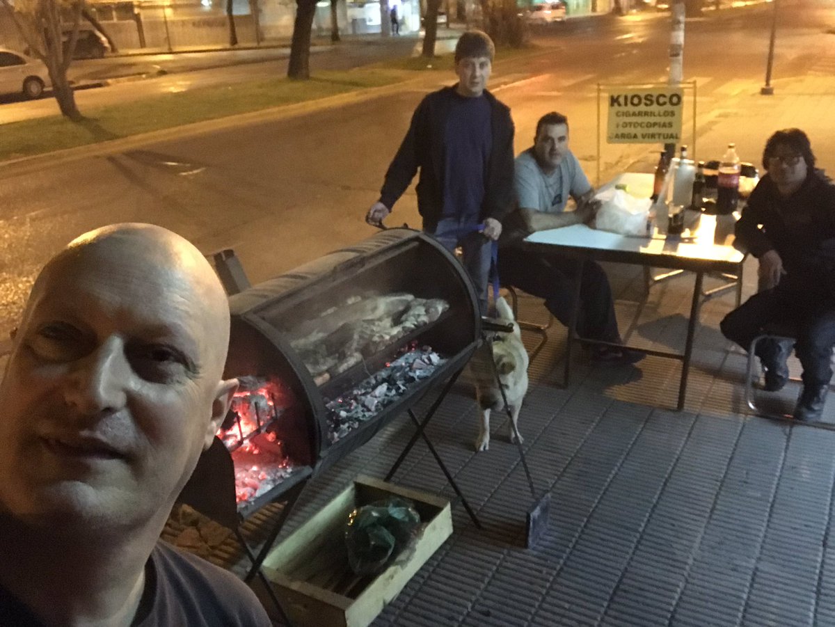 Leobar100's tweet photo. Queda.oficialmente inaugurada la temporada del #AsadoCallejero con la Comisión Directiva a pleno y una visita de honor.... https://t.co/VIuDJg9Tof