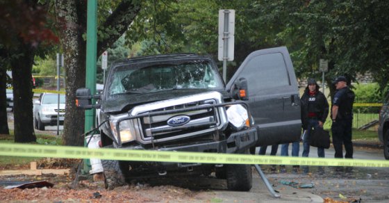 Burnaby neighbourhood rocked, traffic snarled as stolen vehicle crashes dlvr.it/Ql04BM https://t.co/ghhYpp0taT