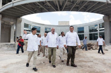 RolandoZapataB's tweet photo. Con la grata presencia del Dr. Enrique Graue, rector de la @UNAM_MX, dimos un paso más en el fortalecimiento de la alianza entre Yucatán y la máxima casa de estudios del país, con la firma del convenio que permite instalar la Unidad de Estudios Avanzados Chicxulub, en el @PCTYUC. https://t.co/iTS4ujrmlU