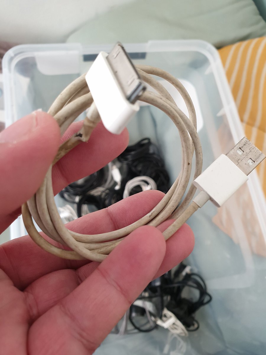 DjuroSen's tweet image. Ah the old 30 pin connector - showing its age. 
#apple #iphone #30pinconnector