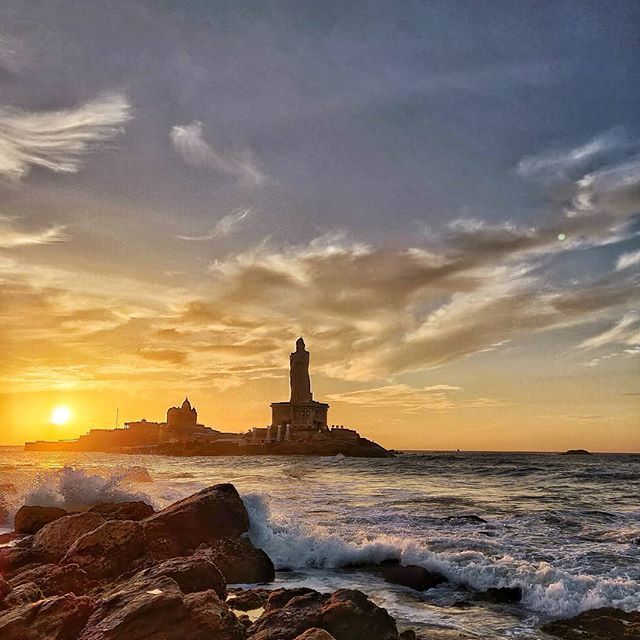 gautamr9's tweet photo. Sunrise at Kanyakumari #sunrise #beautifulmornings #southerntip https://t.co/r4HrmHm7M3 https://t.co/kLToXEOUwv
