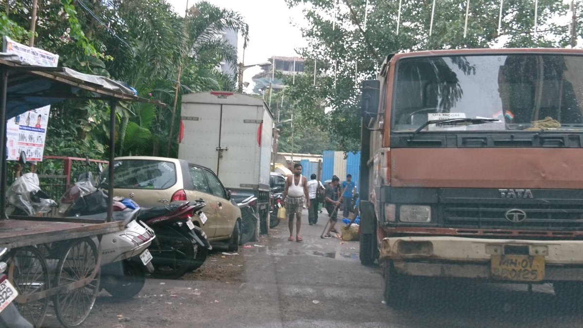 Jigneshg003's tweet photo. After repeated complains also neither @MumbaiPolice nor bmc is ready to clear theses cars and illegal hawker stalls https://t.co/MXlBqvjzSs