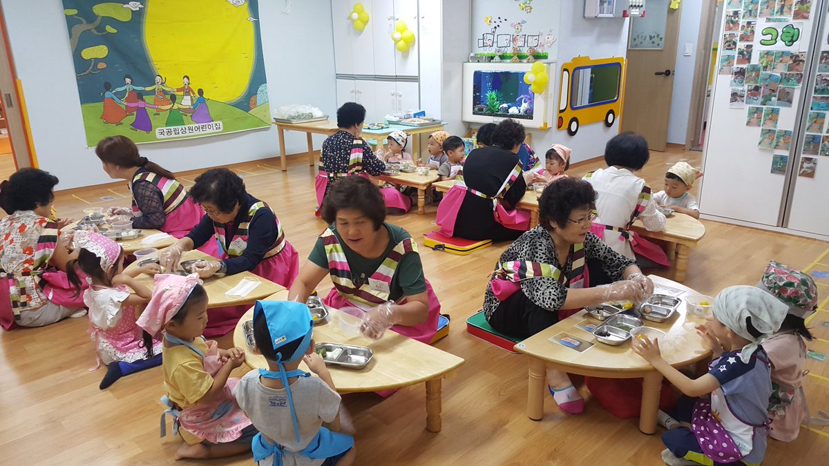 ♡조부모님과 함께하는 송편빚기활동♡
민속최대명절 한가위를 맞이하여 국공립상원어린이집에서는 조부모님께서 일일선생님이 되셔서 친구들에게 추석의 의미,유래등 재미있는 이야기도 해주시고 송편빚기도 함께해보는 의미있는 시간을 가졌습니다.