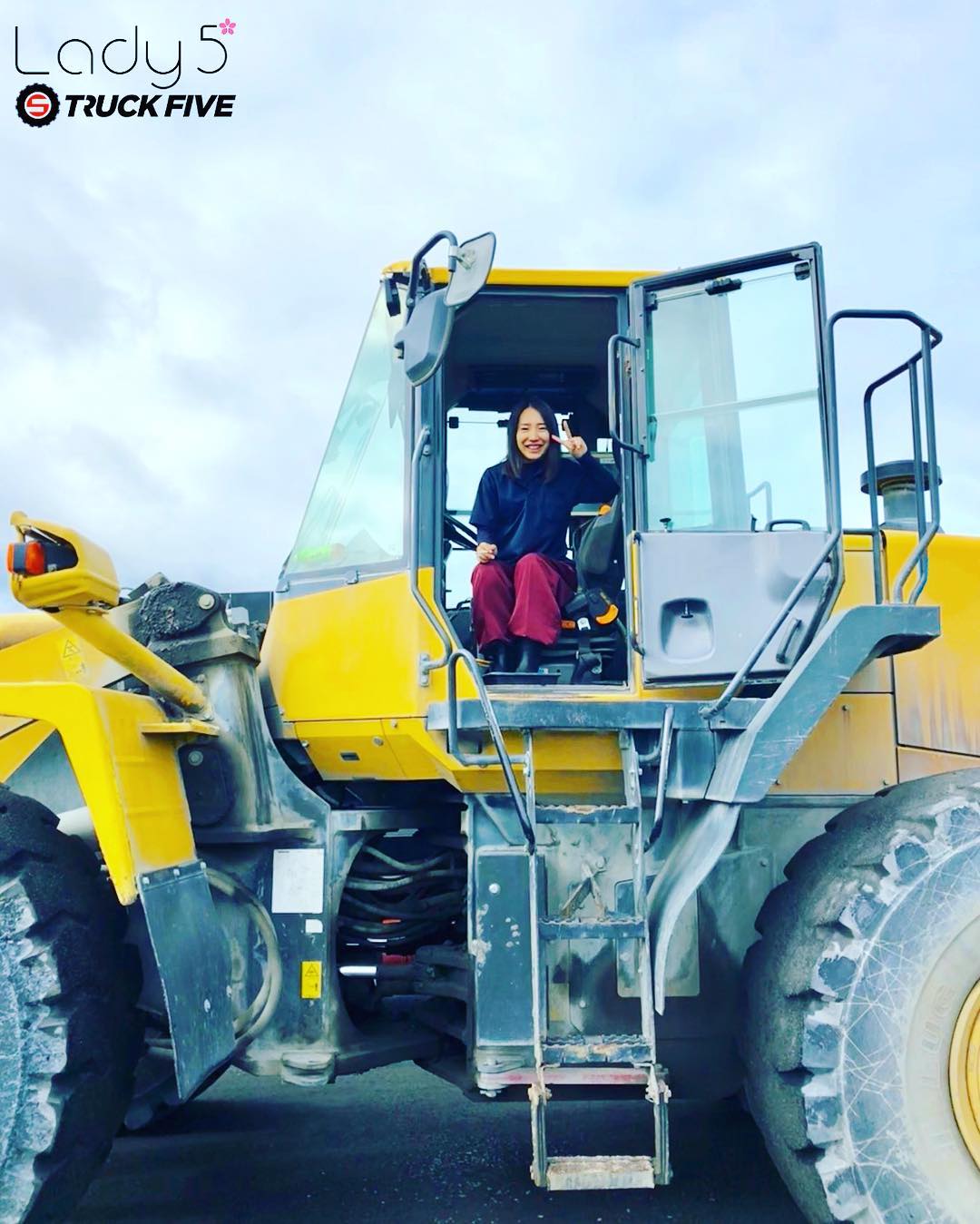 Truck Lady5 トラックレディーゴ Twitterissa 来月からは違う会社で10tに乗ります 次の職場でも頑張ります 4t 8t 10tダンプ ステップアップ 次のトラックの写真も投稿しますので 楽しみにしてください ダンプ女子 重機女子 トラック女子 Truck Lady5 トラックレディーゴ Twitterissa 来月からは違う会社で10tに乗ります 次の職場でも頑張ります 4t 8t 10tダンプ ステップアップ 次のトラックの写真も投稿しますので 楽しみにしてください ダンプ女子 重機女子 トラック女子