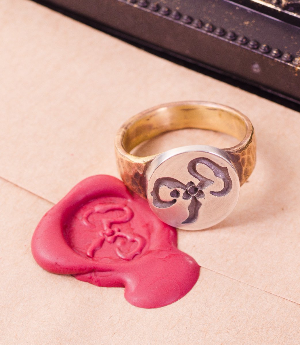 Mo 次はたぶんtfo クトゥルフに出てくるハスターの紋章 黄の印 のシグネットリングです Trpgの手紙とかの小物作りに使えないかな Gwcに持って行きます 今回は一個 反響あったら増産するかも Gwcxviii