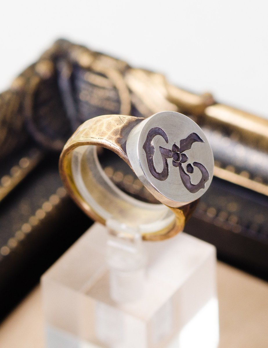 Mo 次はたぶんtfo クトゥルフに出てくるハスターの紋章 黄の印 のシグネットリングです Trpgの手紙とかの小物作りに使えないかな Gwcに持って行きます 今回は一個 反響あったら増産するかも Gwcxviii