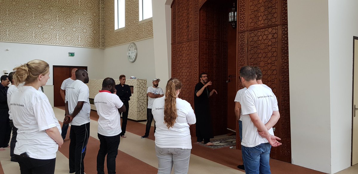 Maatschappelijke teamactiviteit, a.s.r foundation i.s.m stichting Tolérance 8 statushouders uit Zeist en 12 medewerkers van a.s.r hadden de dakterras van Moskee Zeist uitgebreid. Na een lekkere Syrische lunch nog een rondleiding gekregen. 
Zeer indrukwekkende en gezellige dag!