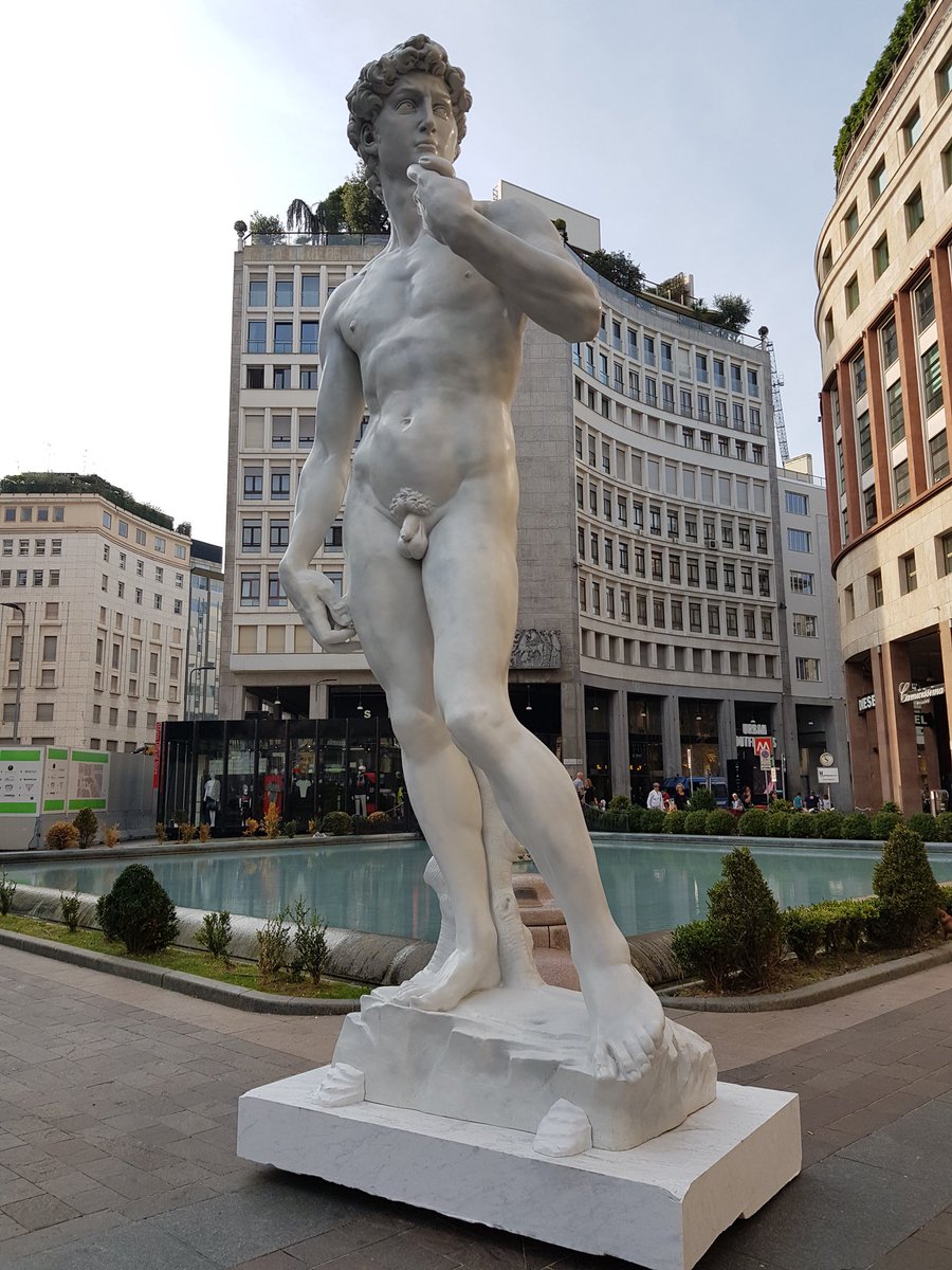 Scusate ma qualcuno sa come ci è finita la statua del David in Piazza San Babila a Milano? 🤔
•
#david #michelangelo #michelangelobuonarroti #milano #sanbabila #firenze