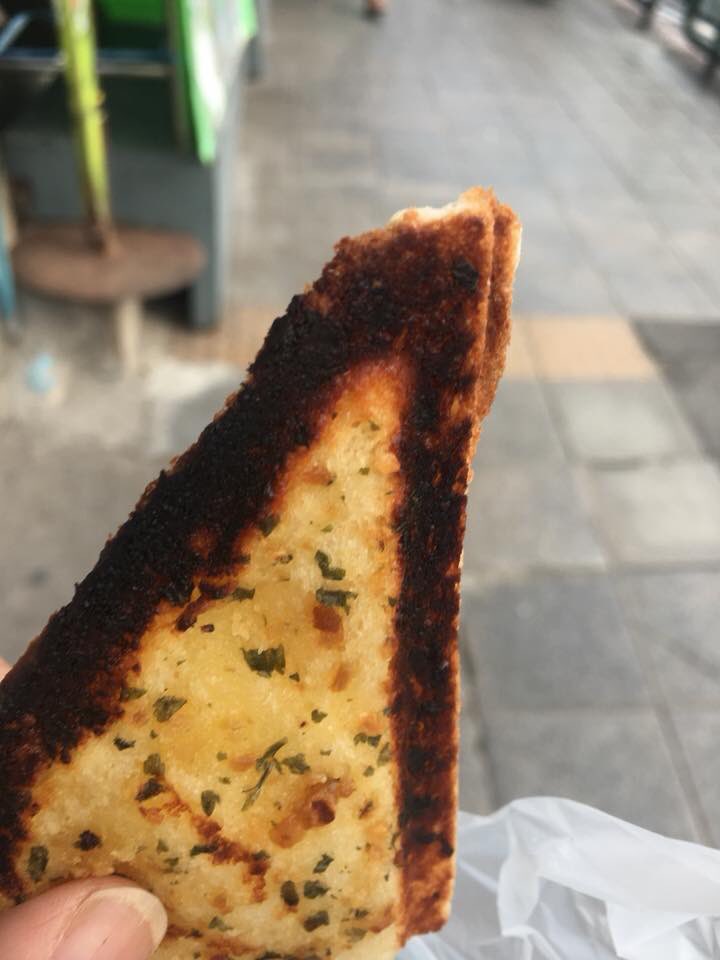 _shyunnie's tweet image. แม่ซื้อแซนวิชตอนเช้าให้น้องกินก่อนไปเรียนพิเศษ แล้วได้แบบนี้มา เห้ยถามจริง พนง.ไม่เห็นหรอวะว่ามันไหม้ถึงหยิบใส่ถุงให้ลูกค้า พอแม่ไปท้วงบอกแค่ว่าจะทำให้ใหม่แต่ชิ้นใหม่ทีาทำให้แม่ก็คิดเงินเพิ่ม คือแบบได้หรอวะนี่ความผิดใครอ่ะ ผิดที่ลูกค้าหรือผิดที่พนง. ตอบที