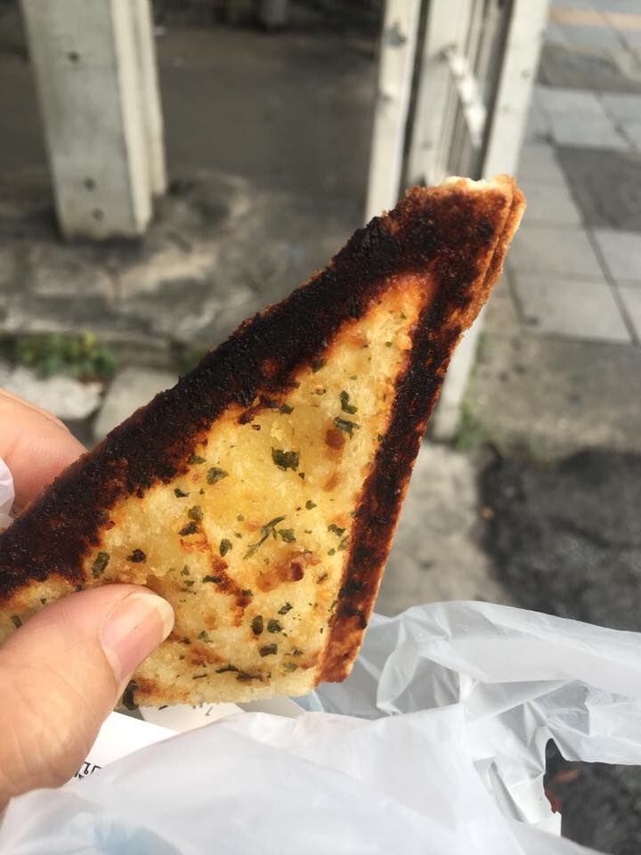 _shyunnie's tweet image. แม่ซื้อแซนวิชตอนเช้าให้น้องกินก่อนไปเรียนพิเศษ แล้วได้แบบนี้มา เห้ยถามจริง พนง.ไม่เห็นหรอวะว่ามันไหม้ถึงหยิบใส่ถุงให้ลูกค้า พอแม่ไปท้วงบอกแค่ว่าจะทำให้ใหม่แต่ชิ้นใหม่ทีาทำให้แม่ก็คิดเงินเพิ่ม คือแบบได้หรอวะนี่ความผิดใครอ่ะ ผิดที่ลูกค้าหรือผิดที่พนง. ตอบที