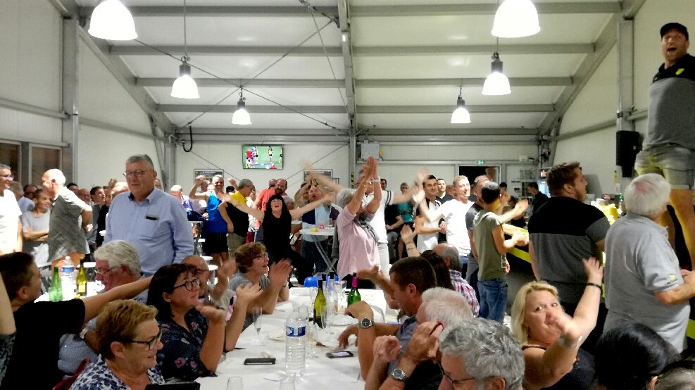 us_carcassonne's tweet photo. #BEBUSC | Vous étiez nombreux à l'Espace USC du Stade Albert Domec hier soir ! 

Merci aux Amis de l'USC pour leur implication à nos côtés et merci à vous pour votre soutien 💛🖤
 
#TeamUSC https://t.co/3UEa1APIQF